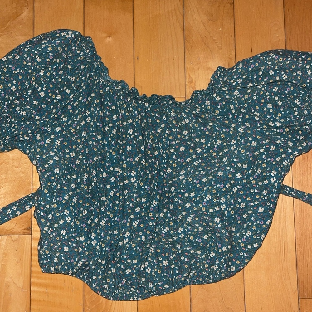 American Eagle floral top w/tie in the back